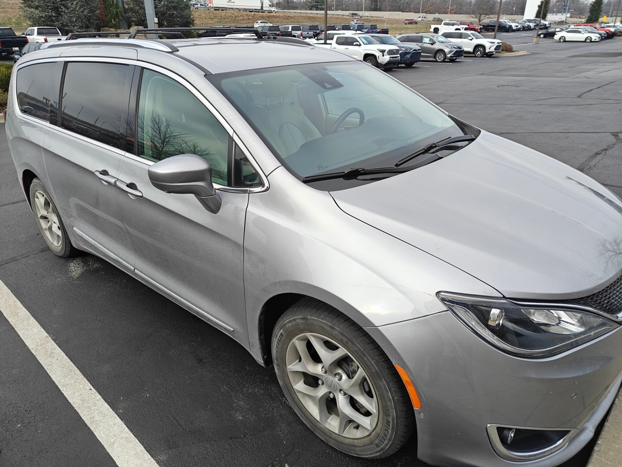 2018 Chrysler Pacifica Touring L's photo