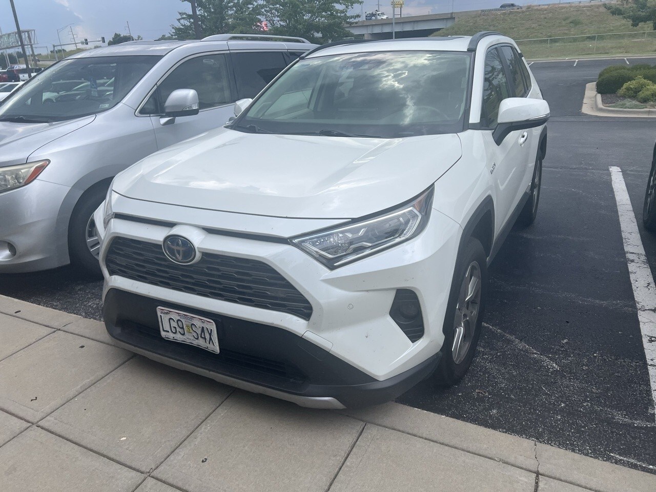 2020 Toyota RAV4 Hybrid Limited photo 3
