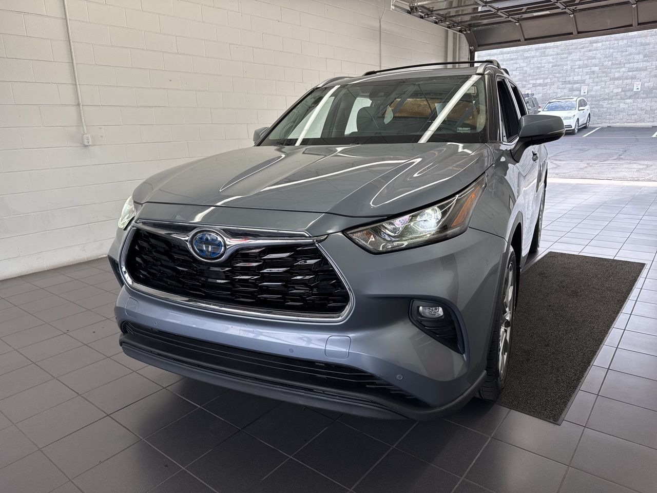 View vehicle photo 3