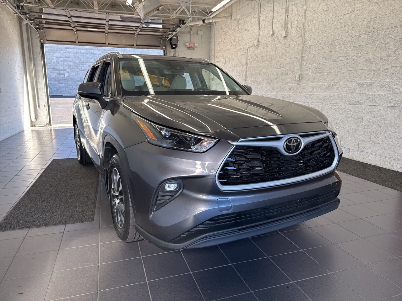 2023 Toyota Highlander XLE photo 2