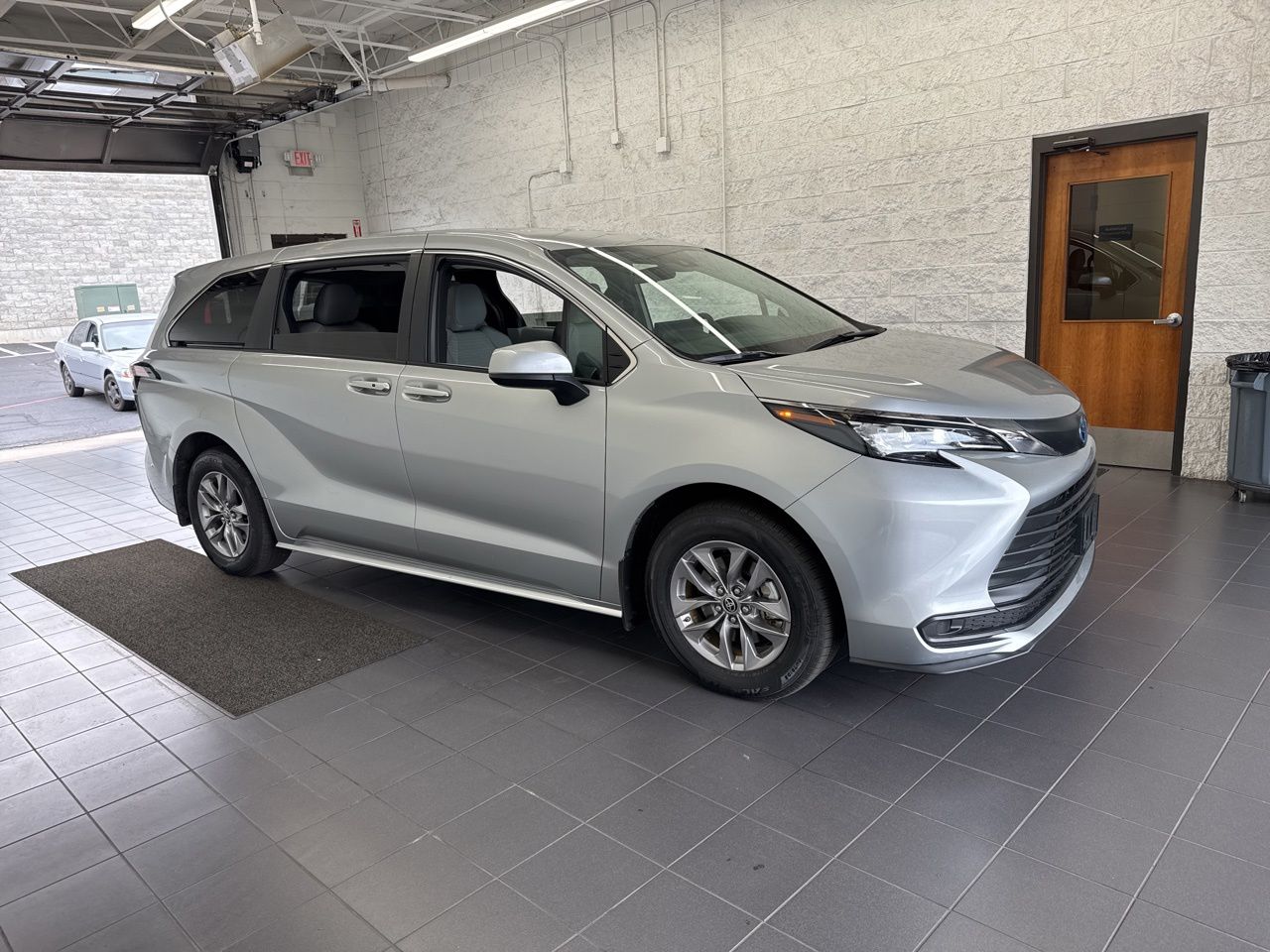 2025 Toyota Sienna LE 8-Passenger Hybrid AWD's photo
