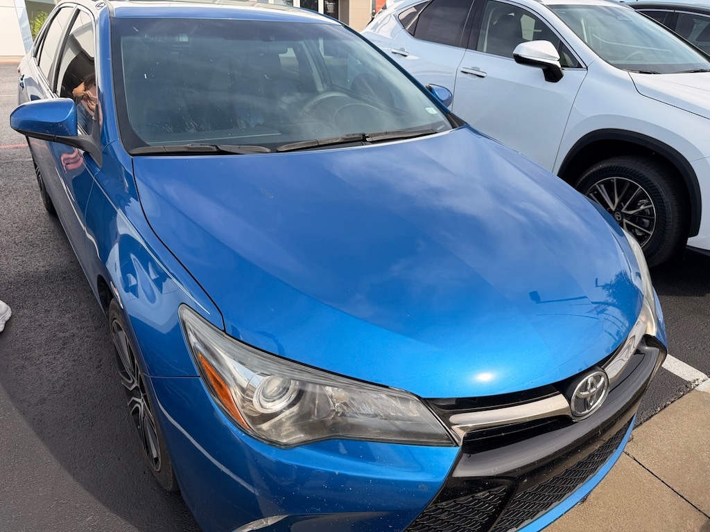Used 2016 Toyota Camry SE Sedan