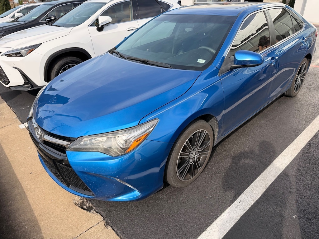 Used 2016 Toyota Camry SE Sedan