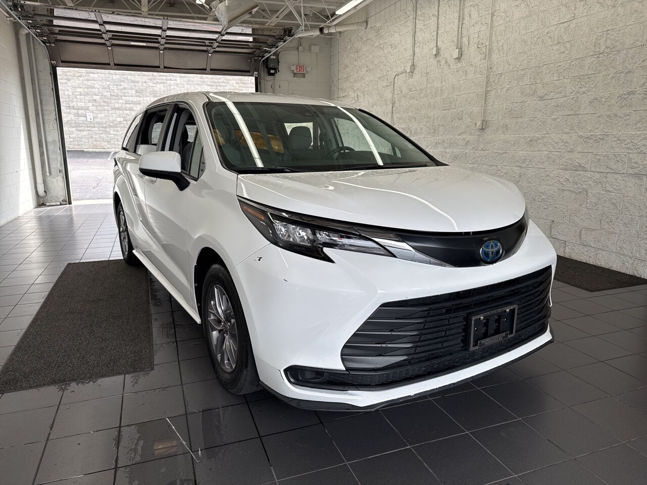 2024 Toyota Sienna LE photo 2