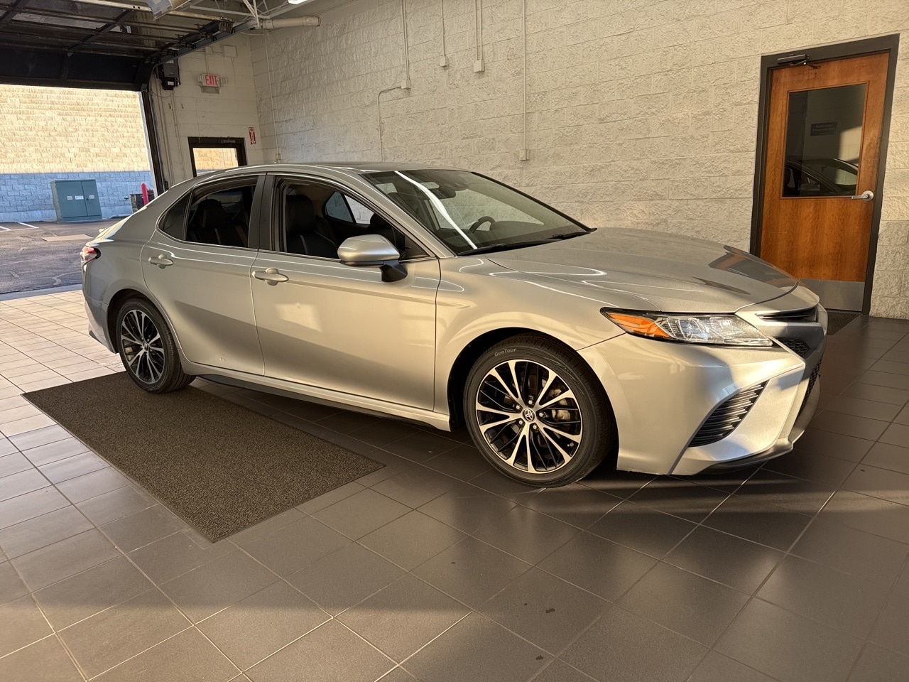 2019 Toyota Camry SE's photo