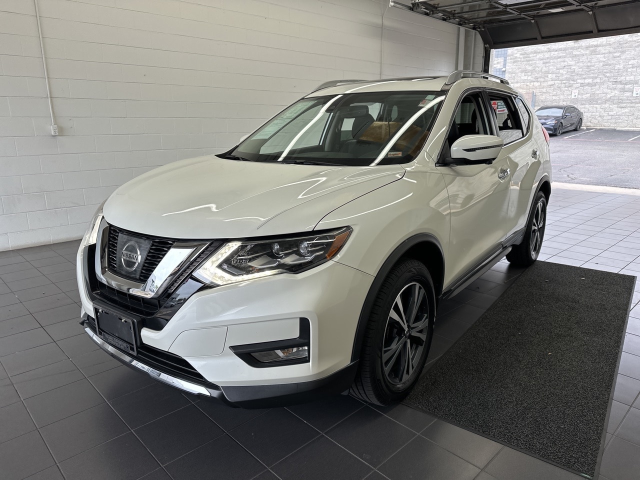 Used 2017 Nissan Rogue SL with VIN 5N1AT2MV5HC830430 for sale in Springfield, MO