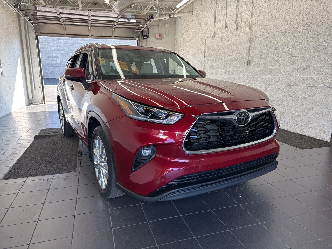 2023 Toyota Highlander Limited photo 2