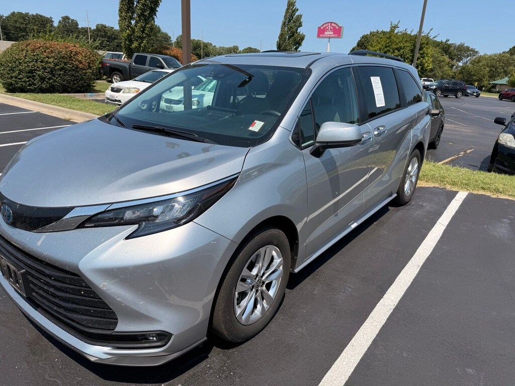 Used 2025 Toyota Sienna XLE Minivan/Van