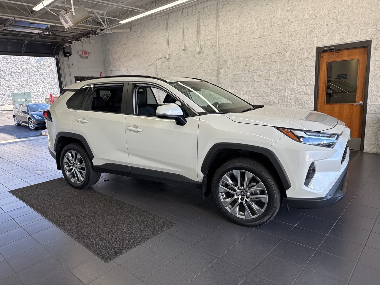 2022 Toyota RAV4 XLE Premium's photo