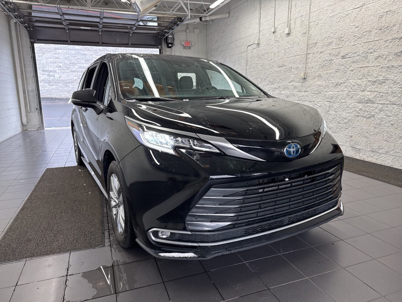 2025 Toyota Sienna Limited photo 2