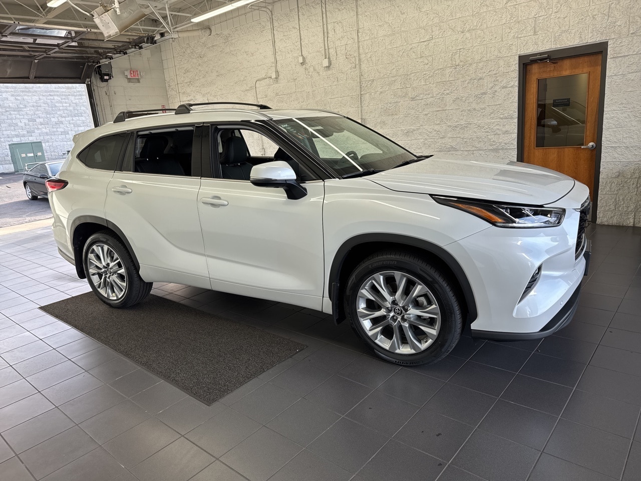 2022 Toyota Highlander Limited's photo