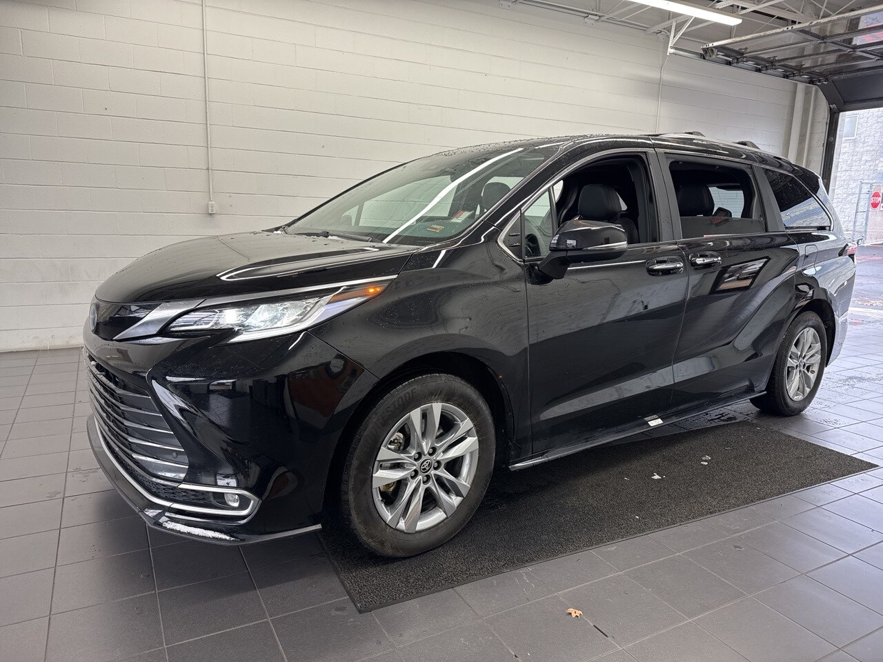 2025 Toyota Sienna Limited photo 4