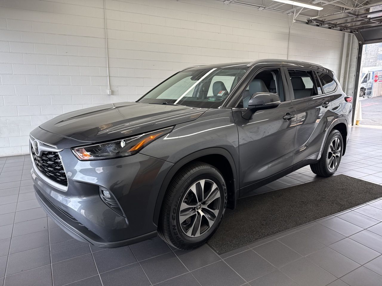 View vehicle photo 4