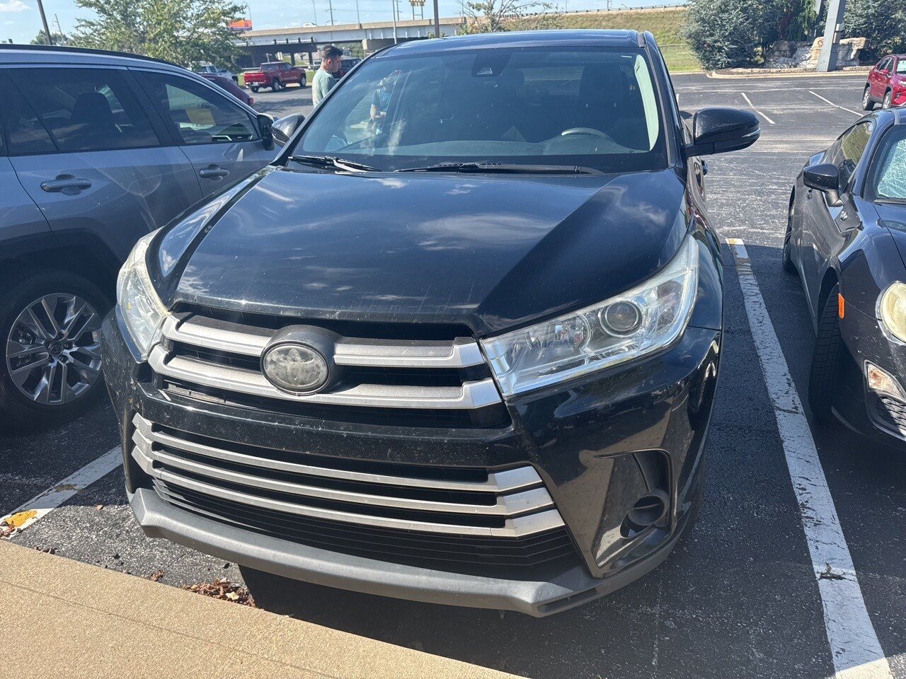 2017 Toyota Highlander LE photo 2