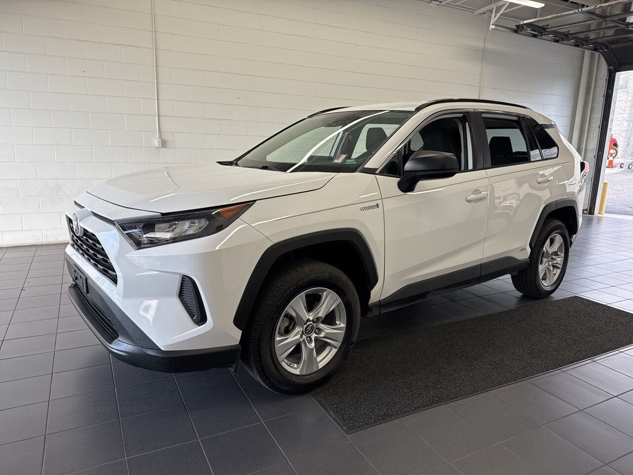 2020 Toyota RAV4 Hybrid LE photo 4