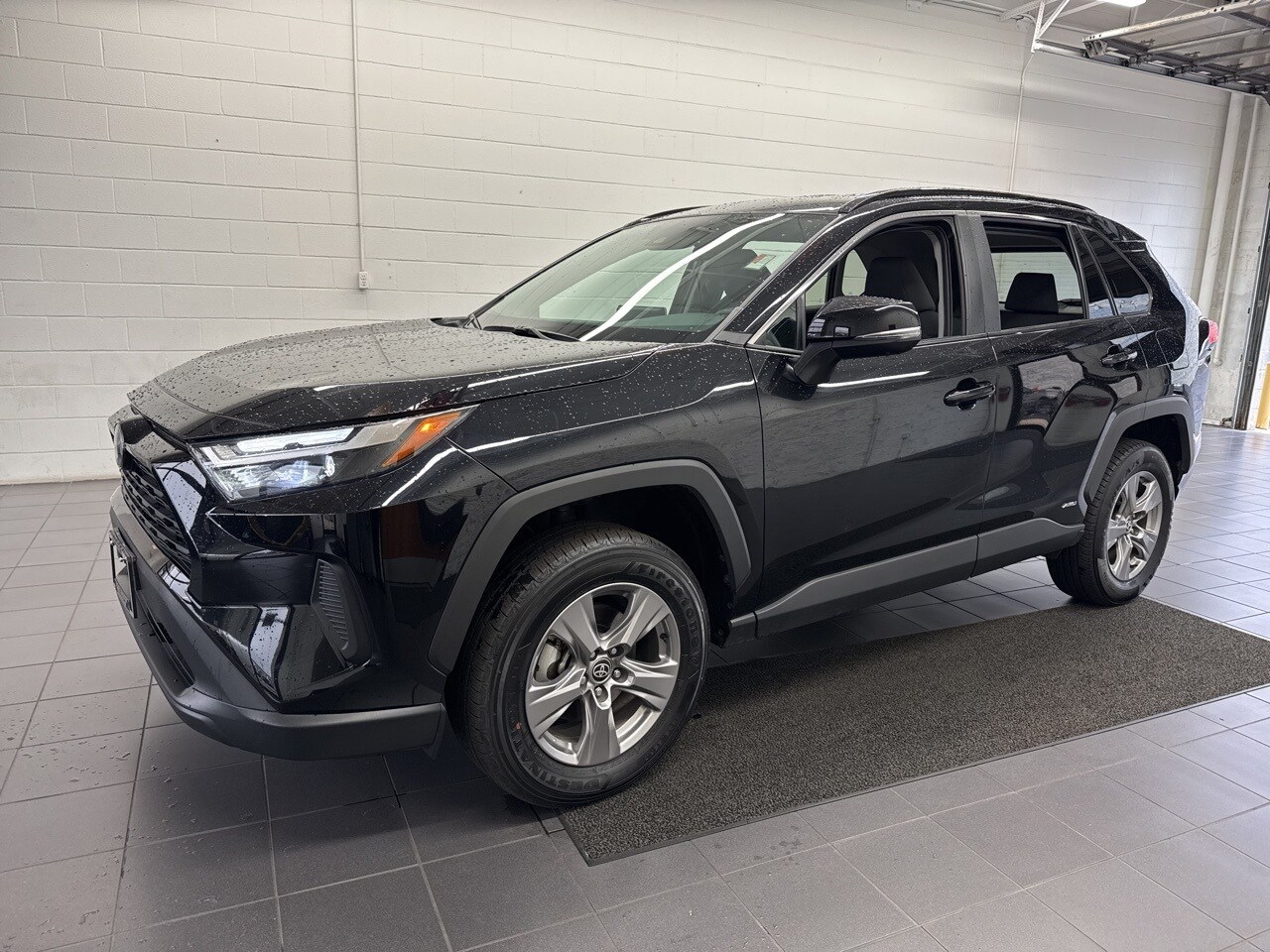 2024 Toyota RAV4 Hybrid XLE photo 4