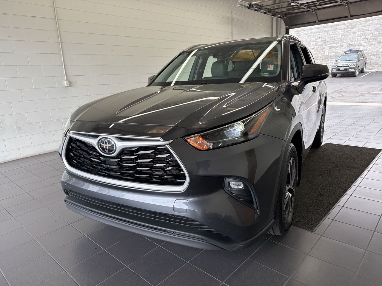 View vehicle photo 3