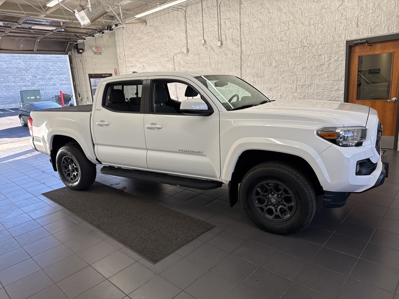 2017 Toyota Tacoma SR5's photo