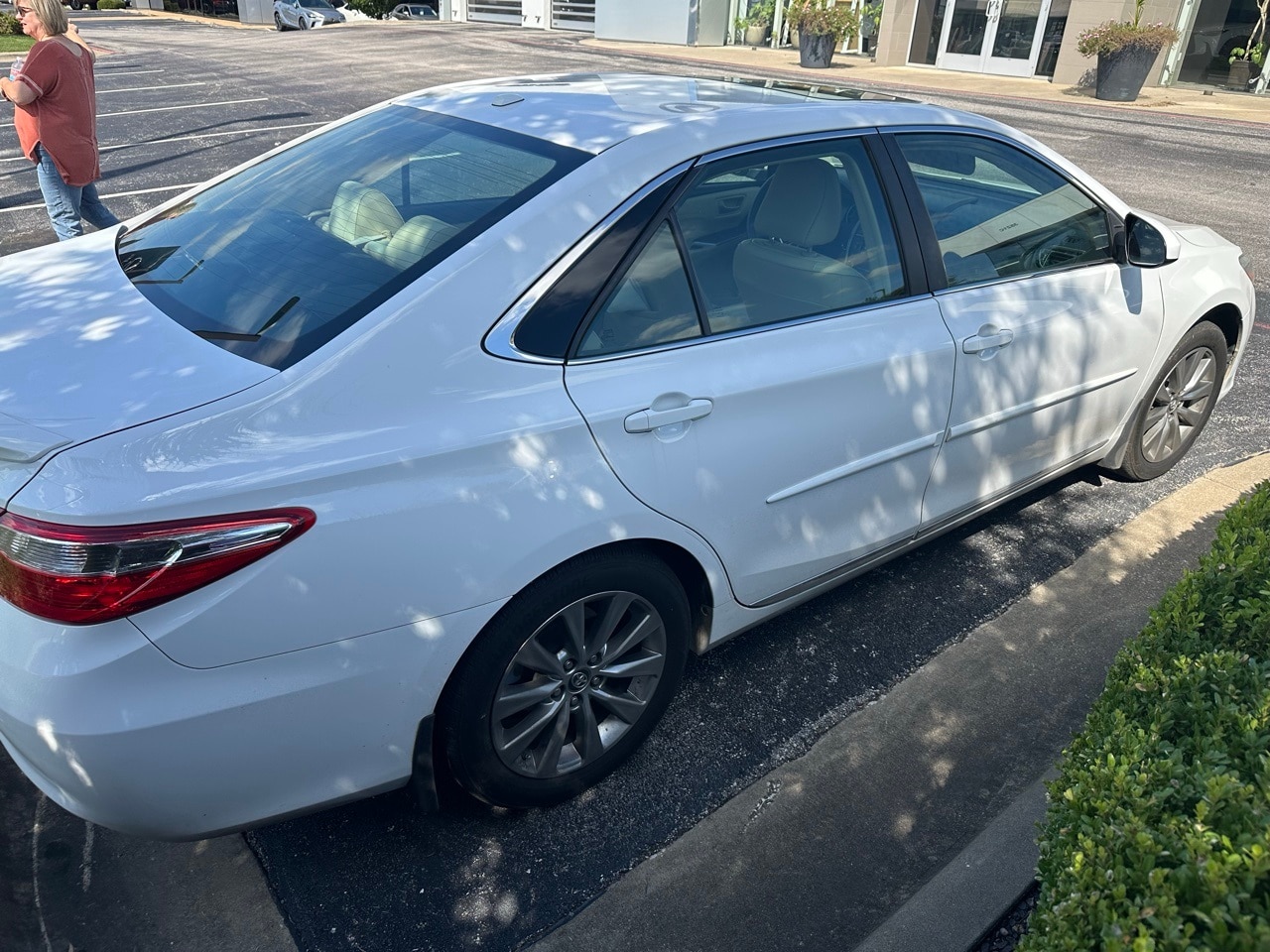 2017 Toyota Camry XLE photo 2