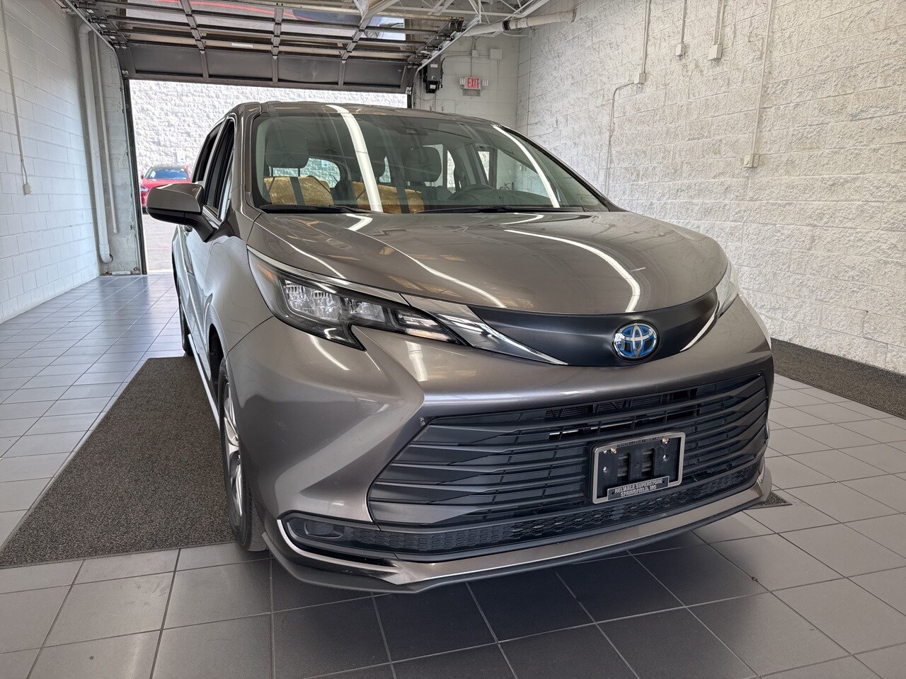 2024 Toyota Sienna LE photo 2