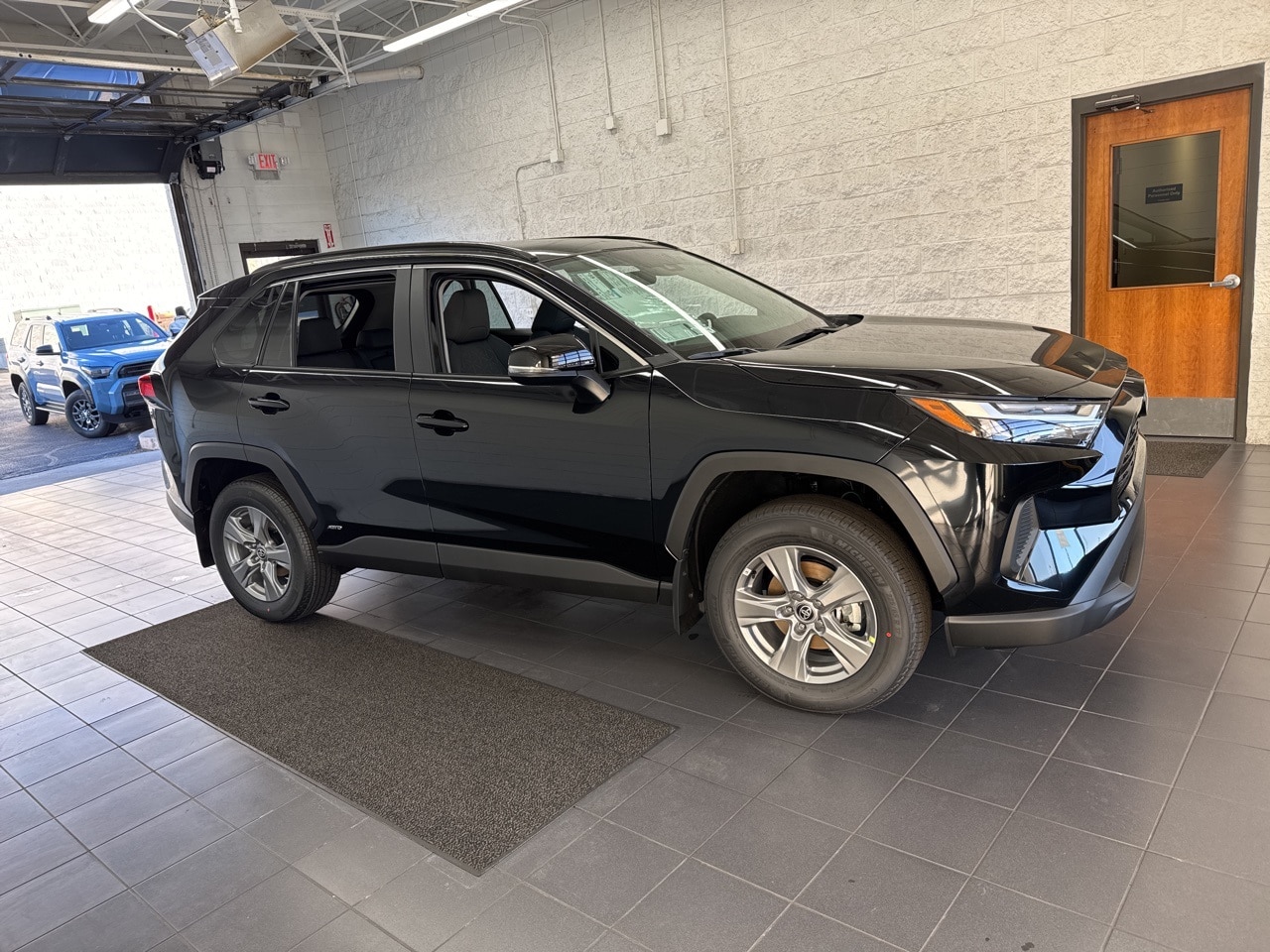 2025 Toyota RAV4 XLE's photo