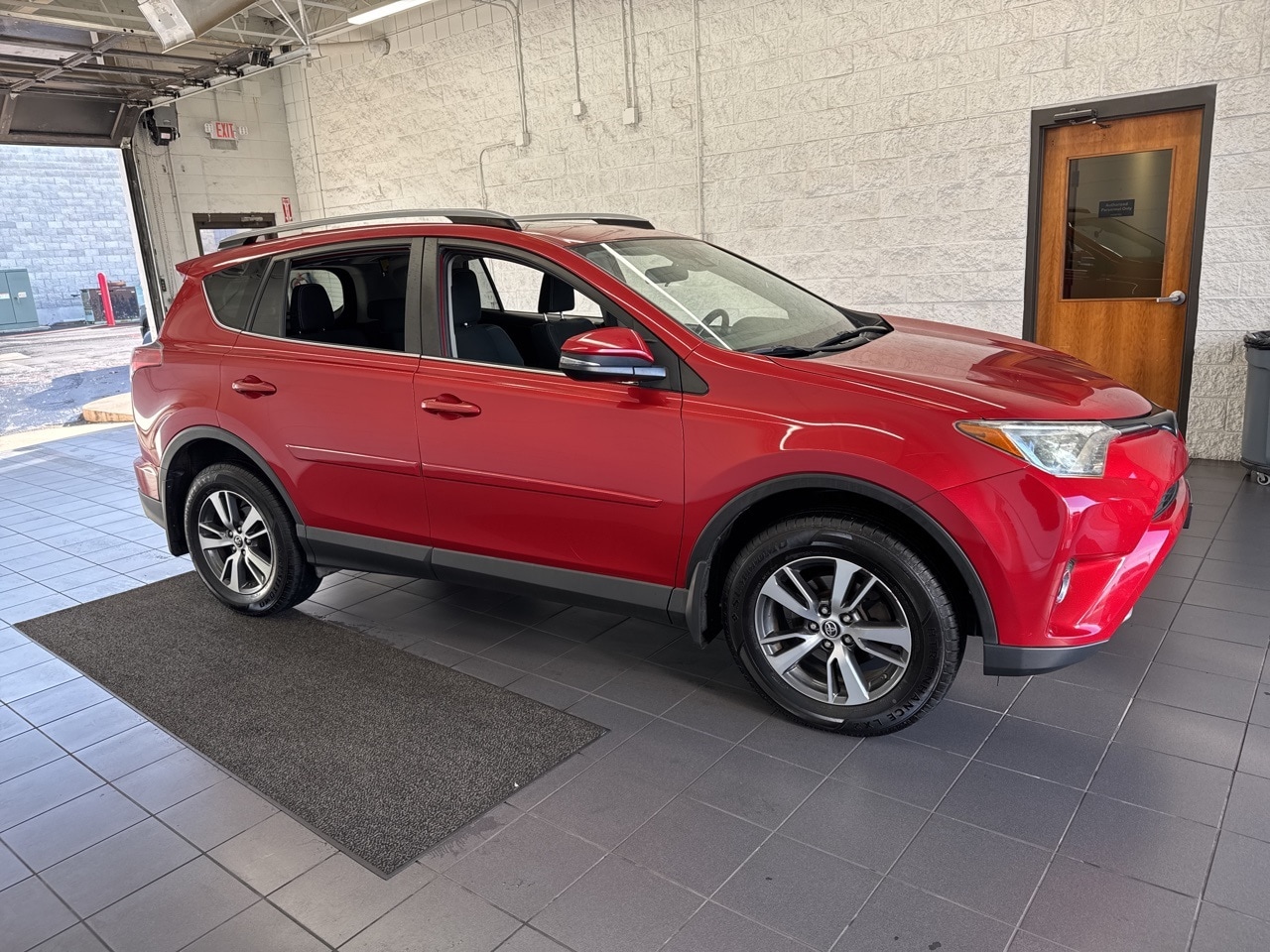 2017 Toyota RAV4 XLE's photo