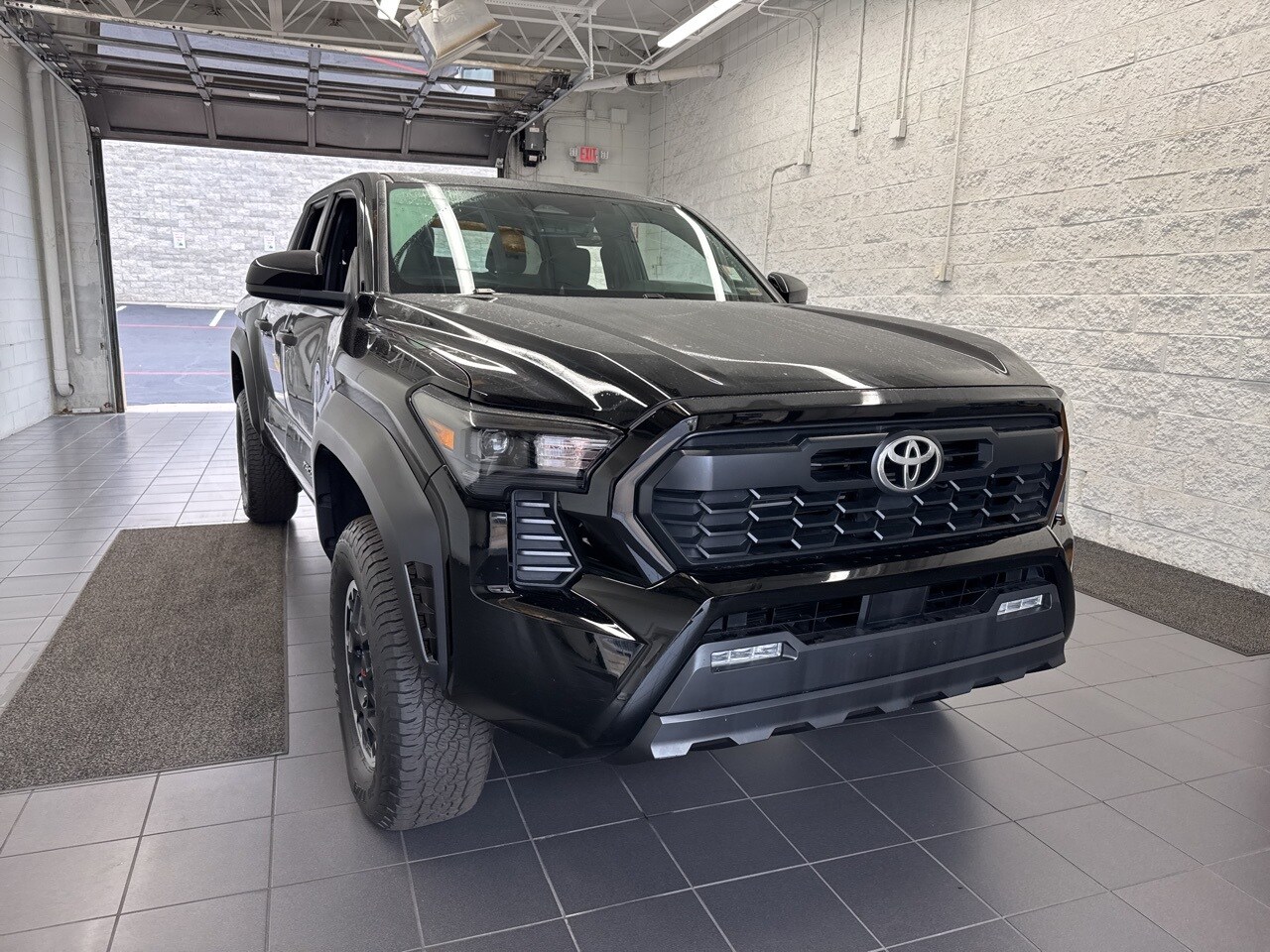 2024 Toyota Tacoma TRD Off-Road photo 2