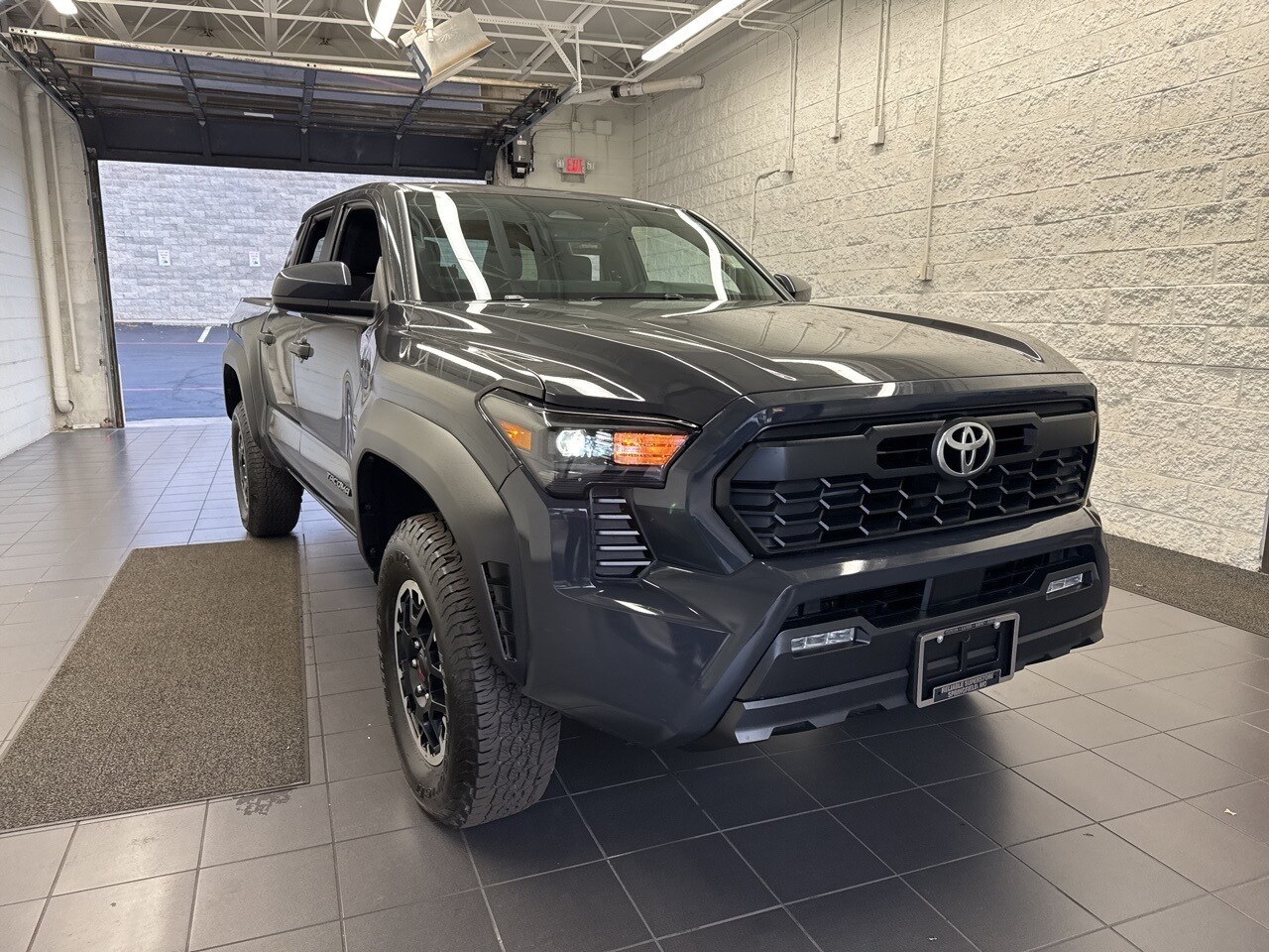 2024 Toyota Tacoma TRD Off-Road photo 2