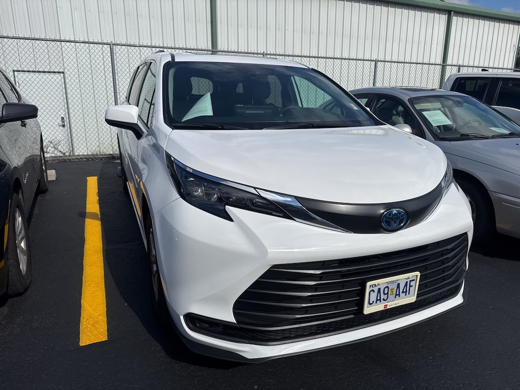 Used 2025 Toyota Sienna LE Minivan/Van