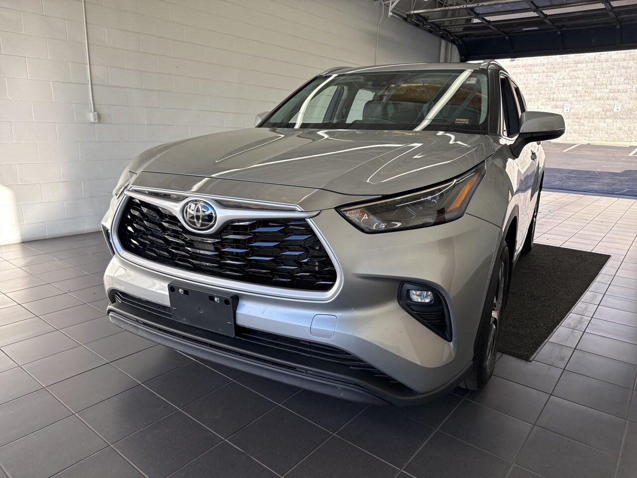 2023 Toyota Highlander XLE photo 3