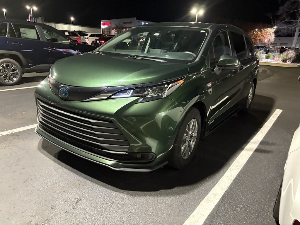 Used 2021 Toyota Sienna LE Minivan/Van