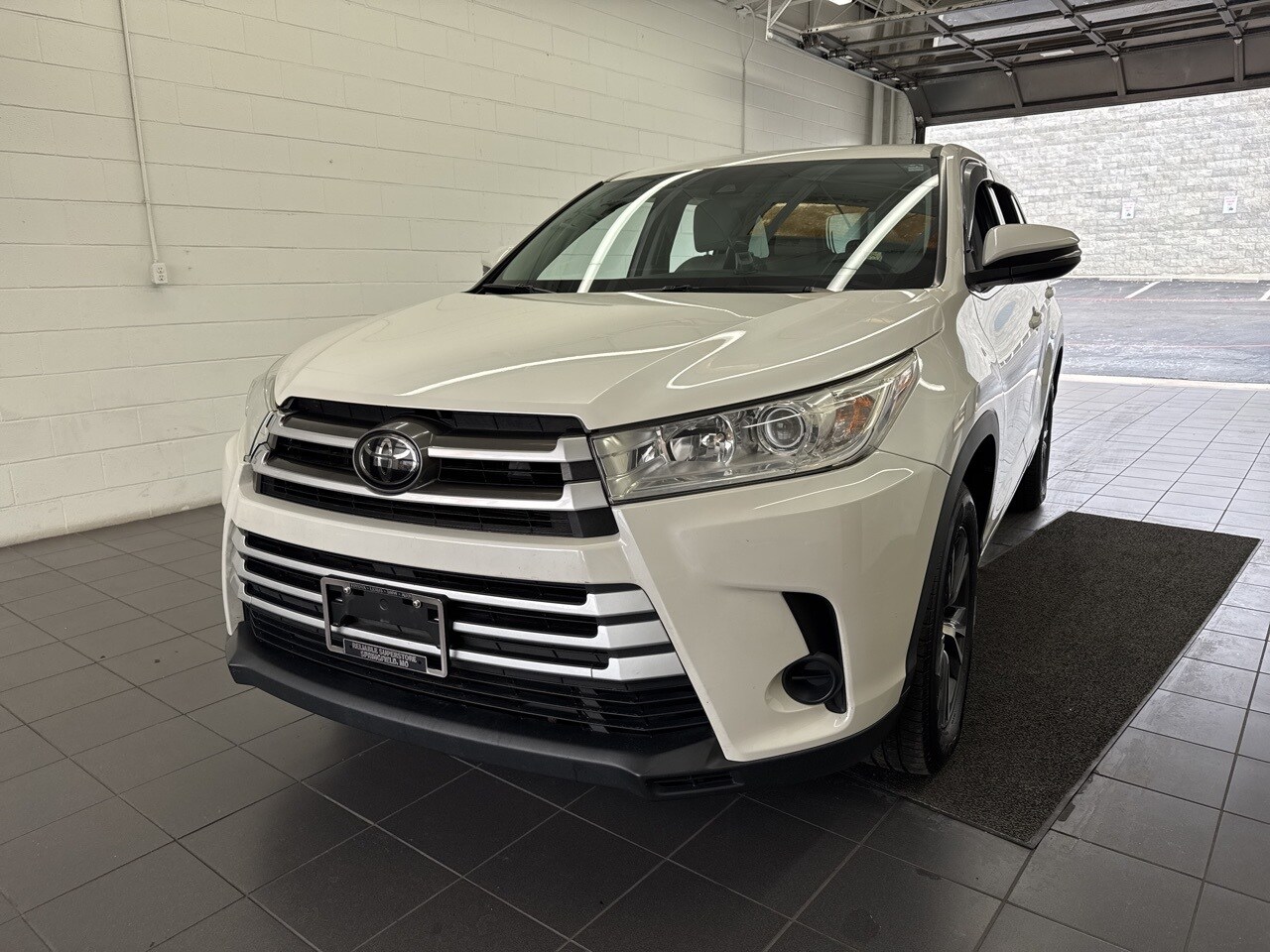 2018 Toyota Highlander LE photo 3