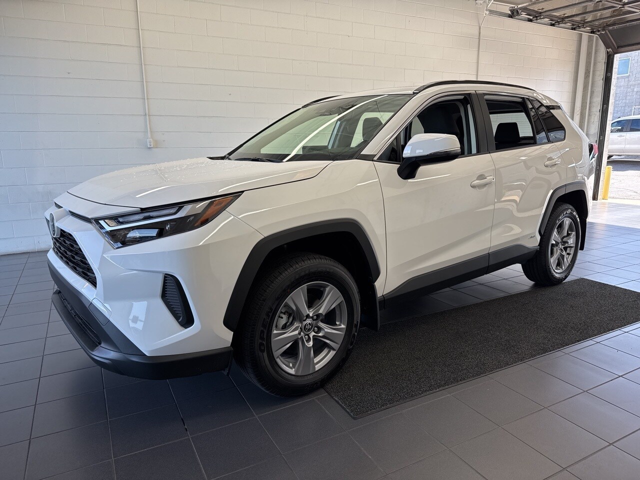 2025 Toyota RAV4 Hybrid XLE photo 4