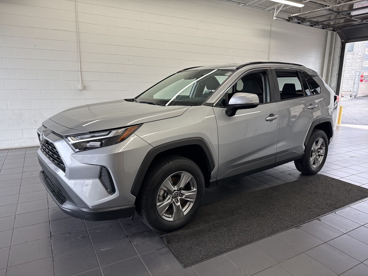 2024 Toyota RAV4 XLE photo 3