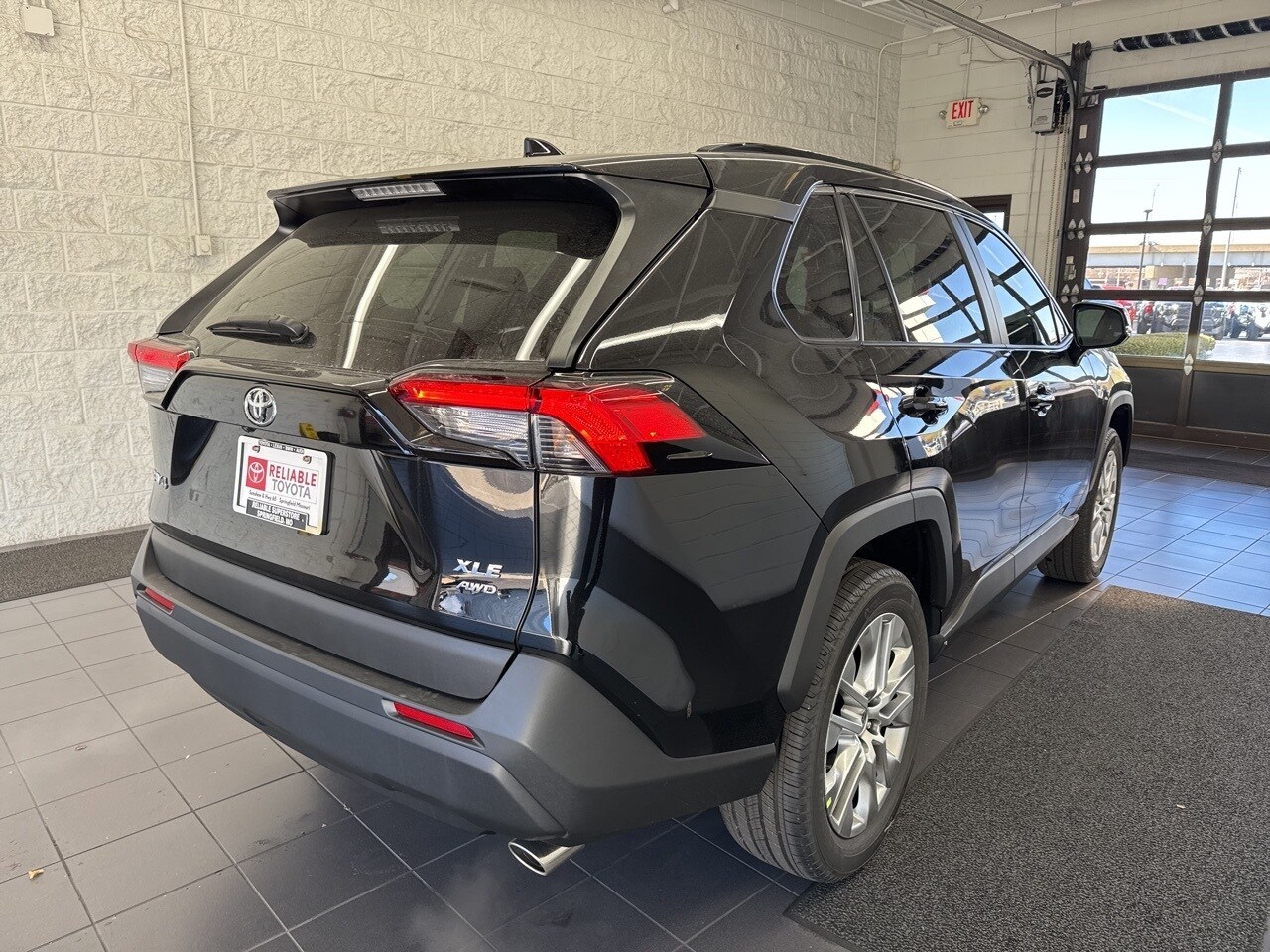 2025 Toyota RAV4 XLE Premium photo 4
