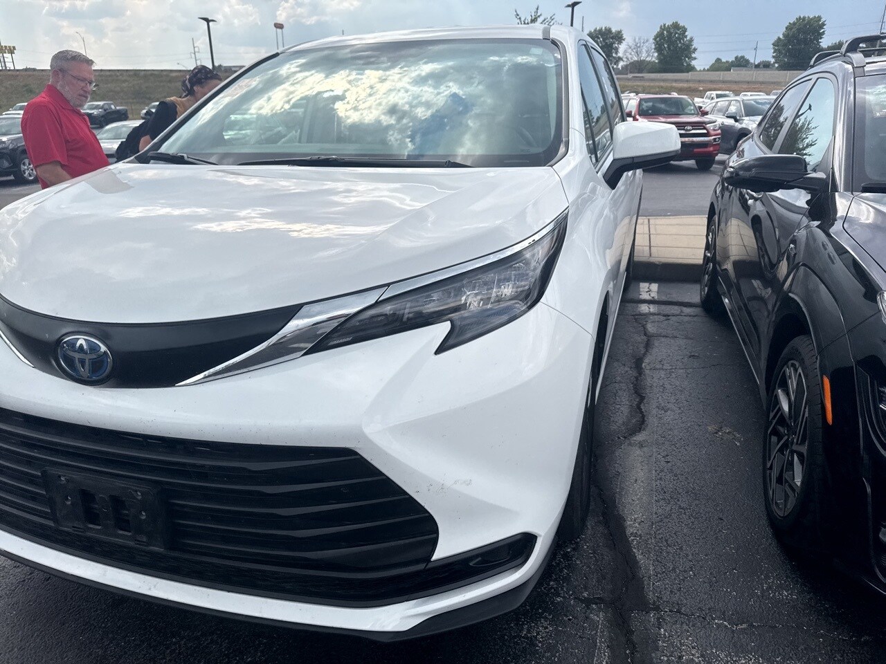 2024 Toyota Sienna LE photo 2