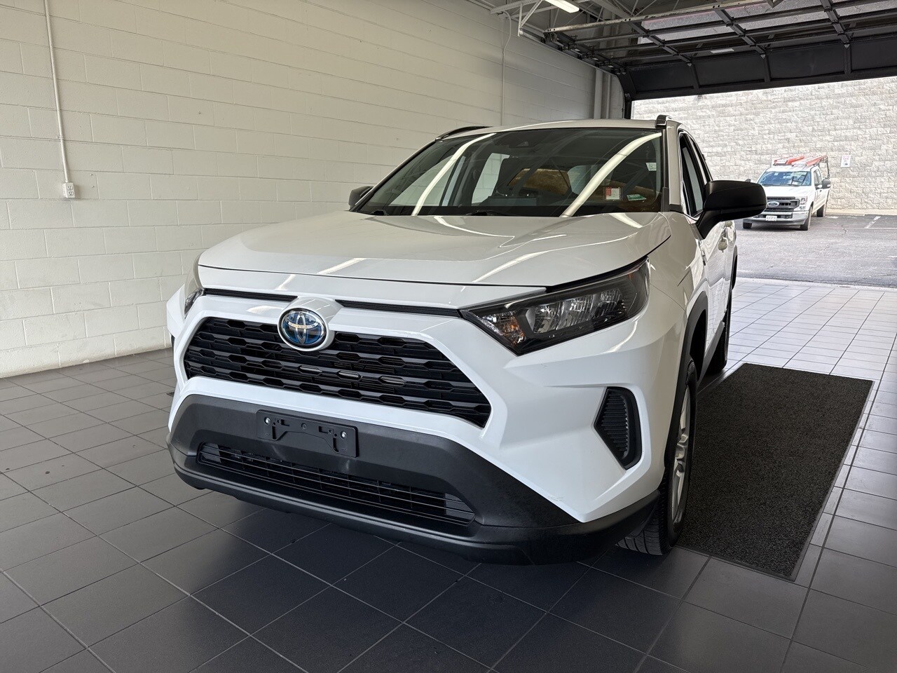2020 Toyota RAV4 Hybrid LE photo 3