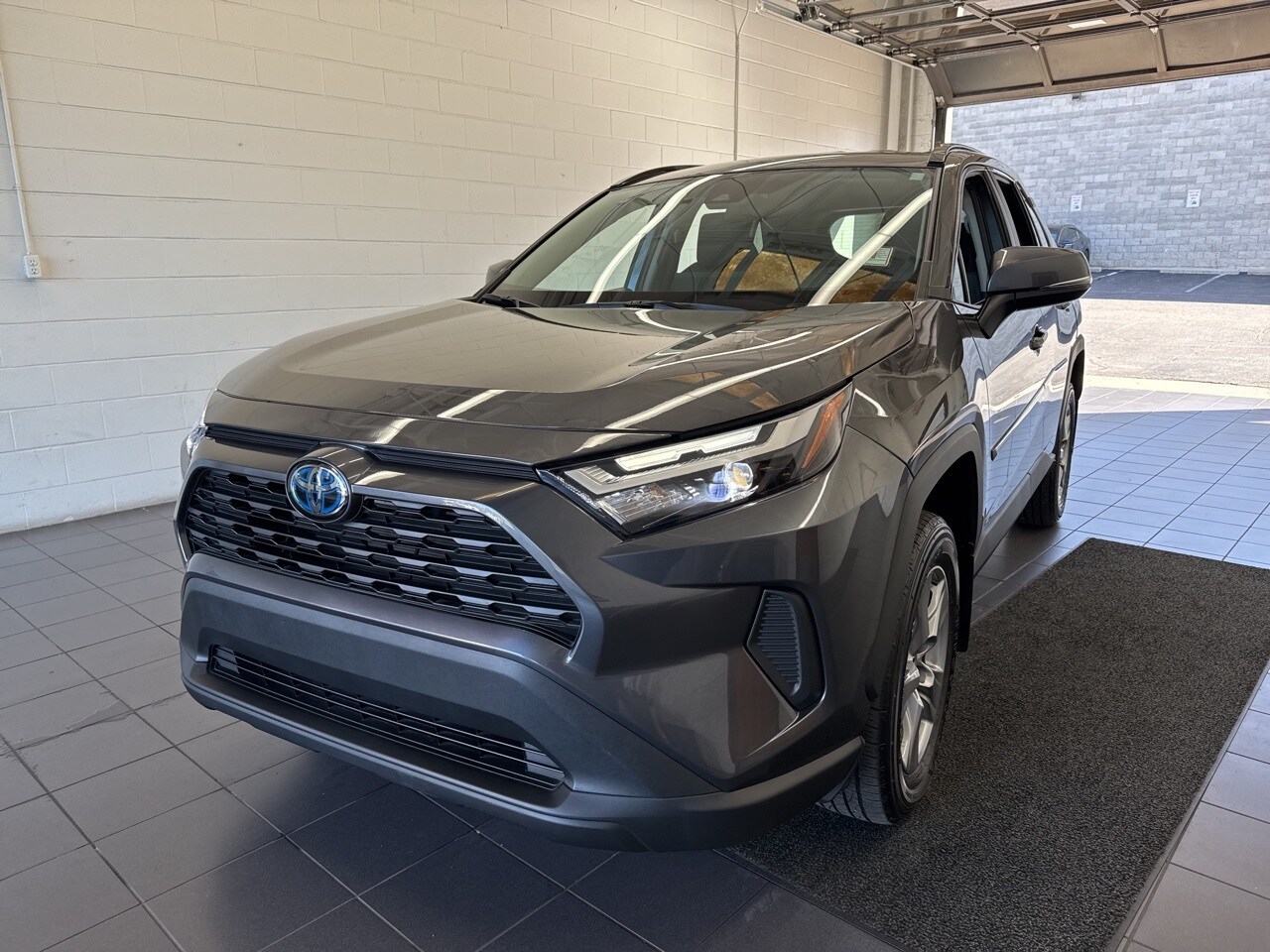 2023 Toyota RAV4 Hybrid XLE photo 3