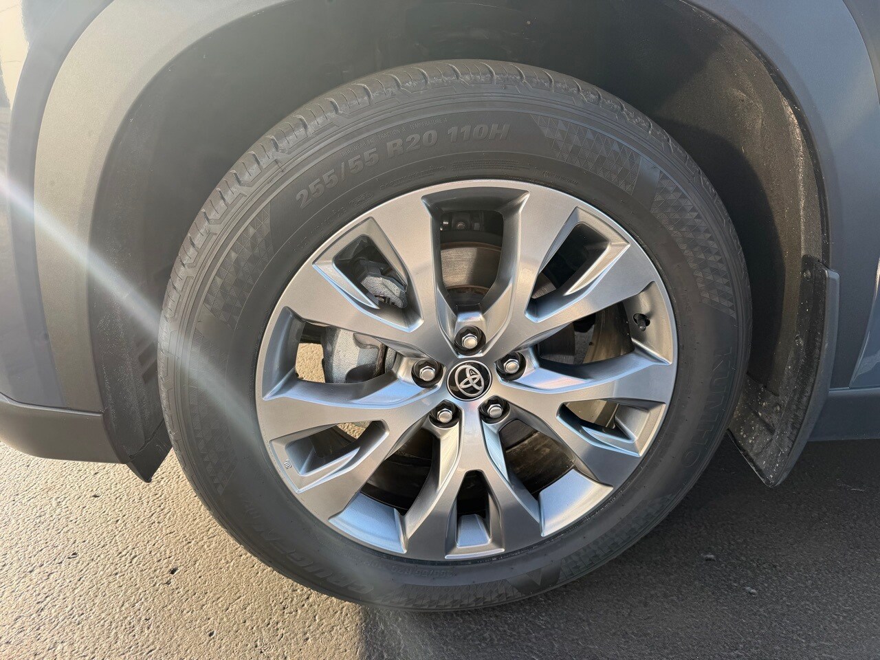 2024 Toyota Highlander Hybrid Limited photo 2