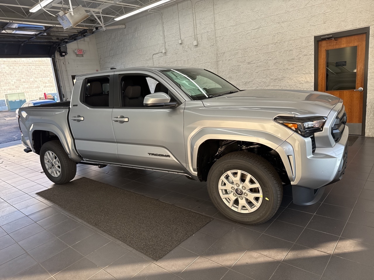 2025 Toyota Tacoma SR5's photo