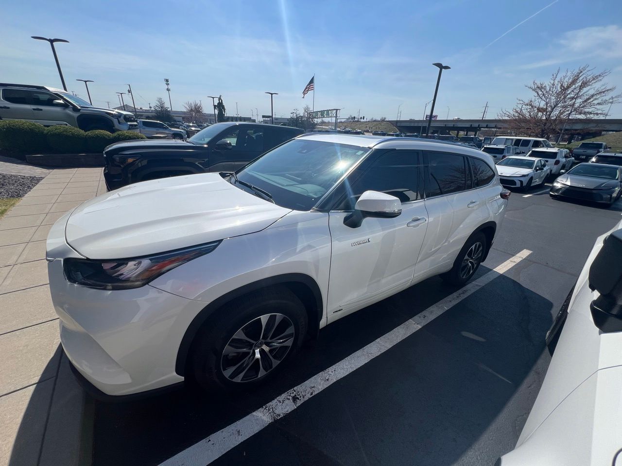 2020 Toyota Highlander XLE Hybrid 4x4's photo