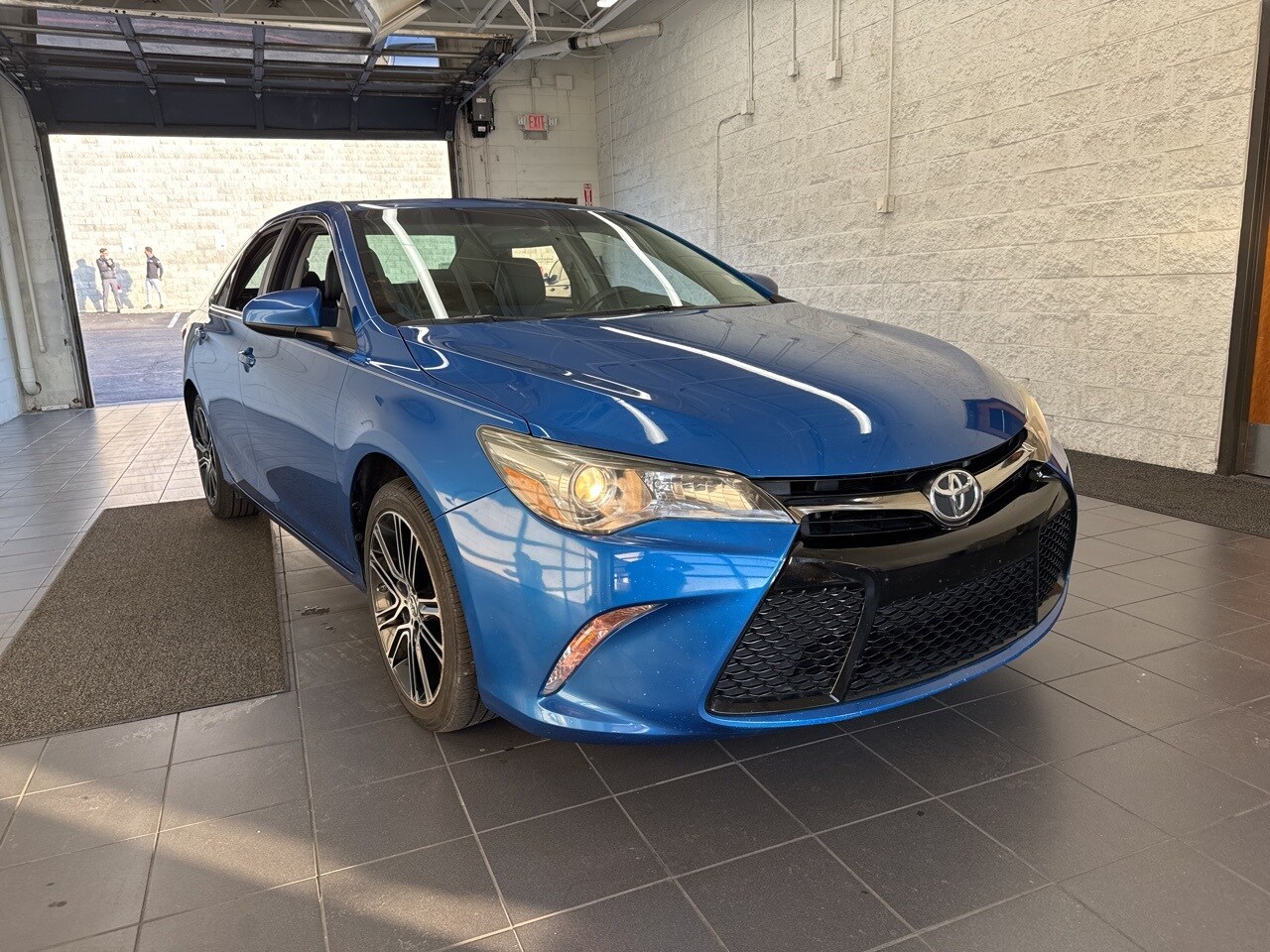 2016 Toyota Camry SE photo 2