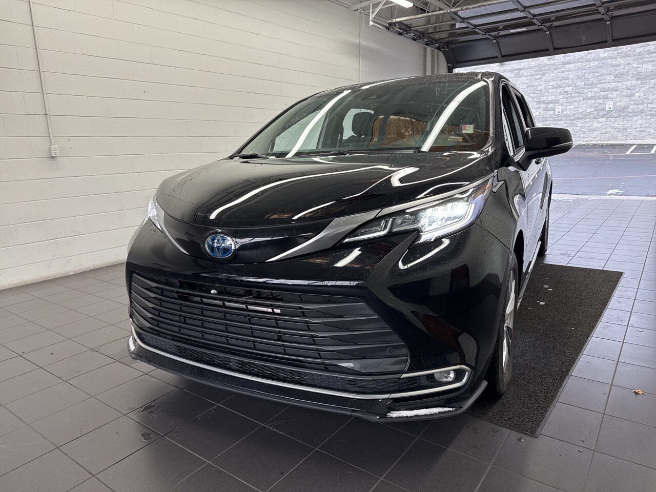 2025 Toyota Sienna Limited photo 3