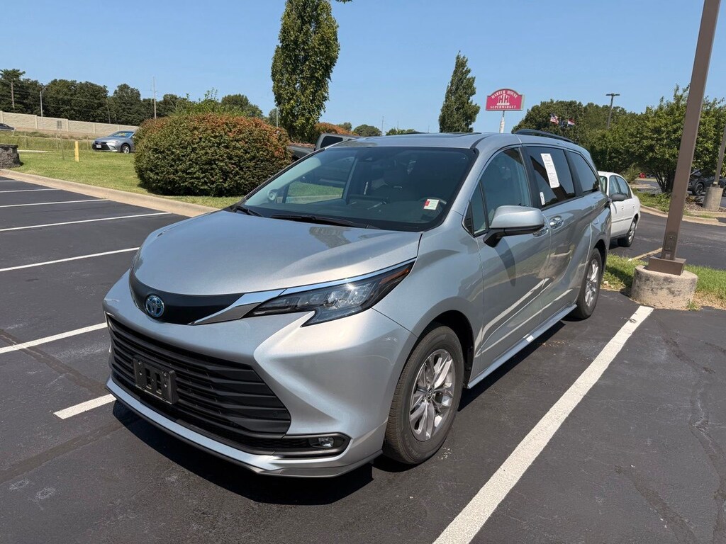 Used 2025 Toyota Sienna XLE Minivan/Van