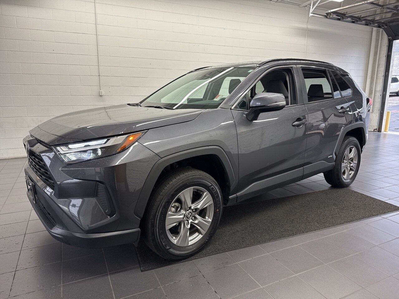 2025 Toyota RAV4 Hybrid XLE photo 2