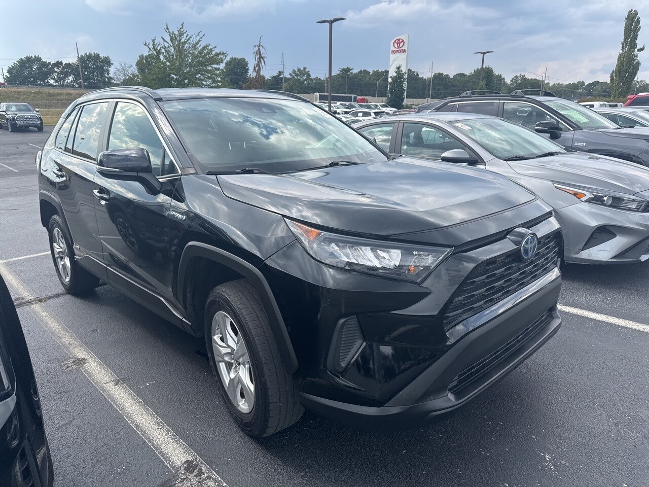 2021 Toyota RAV4 Hybrid LE photo 2
