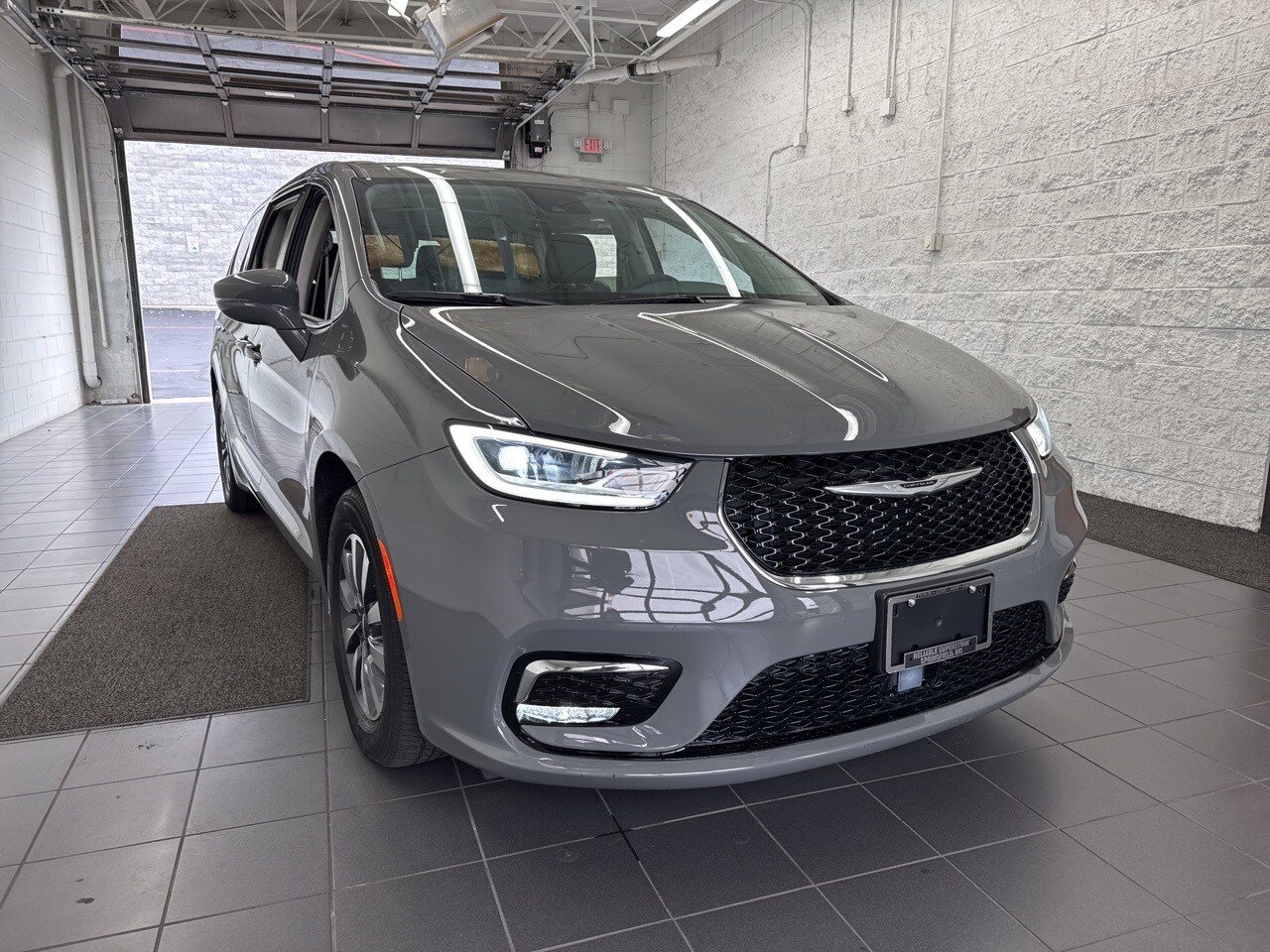 2022 Chrysler Pacifica Hybrid Touring L photo 2