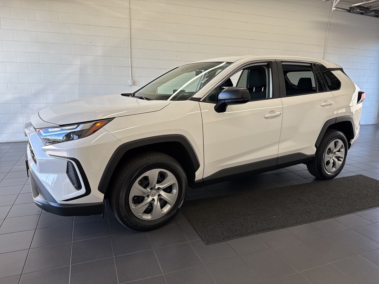 2023 Toyota RAV4 LE photo 4