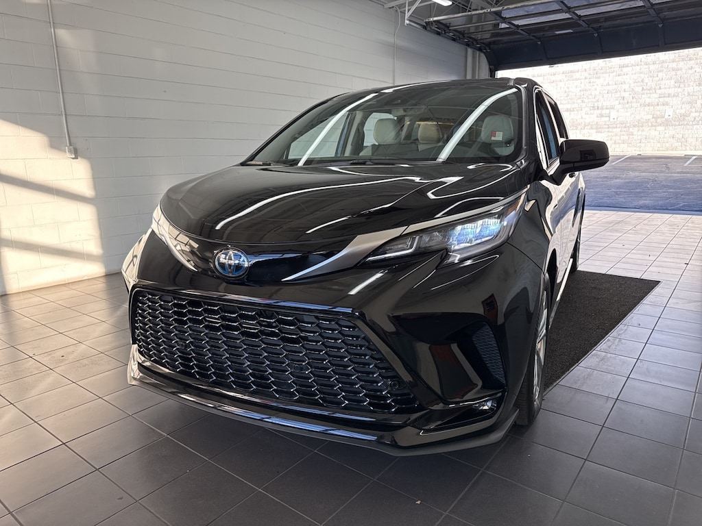 Certified 2023 Toyota Sienna XSE Minivan/Van