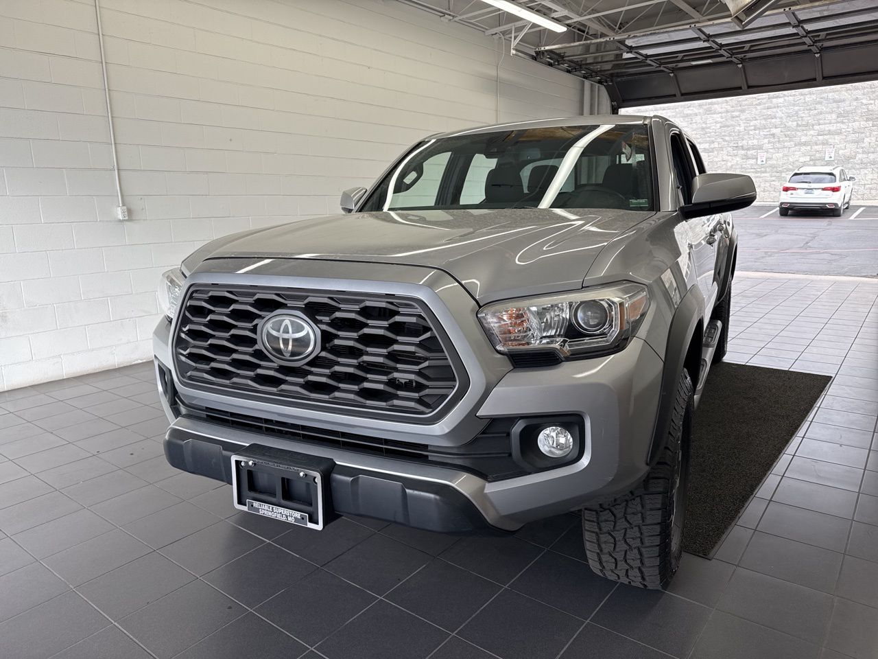 View vehicle photo 3